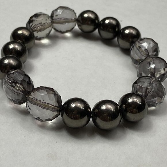 💙 2/$15 -- Beautiful silver gray beaded bracelet - Picture 1 of 4